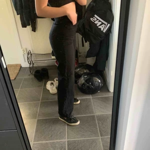 Svarta raka jeans - Svarta vida jeans, sjukt snygga!! Använda cirka 1 gång, så nyskick. Jag är en 34/36 i byxor och dem passar mig, så skulle säga att de passar även de som bär strl 36. 34/36 motsvarar xs/s!  Sitter som en smäck överallt! Liten frakt tillkommer