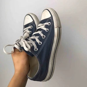 - Converse storlek 36.5 passar mig med storlek 37, använda väldigt lite. Frakt står köparen för. 
