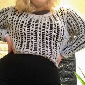 Stickad ”hålig” tröja från Åhlens - Stickad grå tröja från Åhléns🖤I storlek M men passar ändå mig som har L. Säljer pga kommer inte till användning🥺 Nyskjck! Köpt för 600kr 