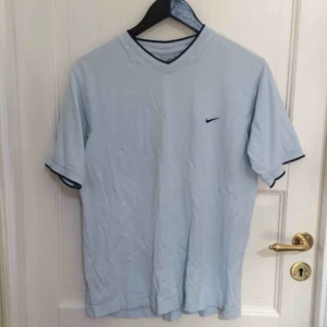  - Ljusblå Nike T-shirt. Säljer billigare då den har några små färgstänk (se andra bilden) 