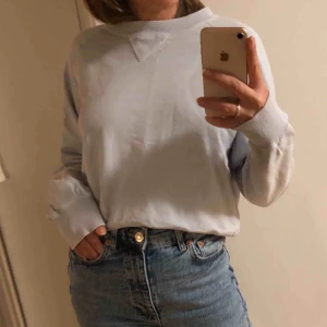  - Ljusblå vintage sweater från Brandy Melville, passar alla storlekar 