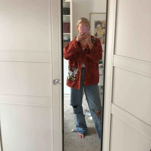  - Jag skulle säga att denna passar xs och s som oversized, men m som lite mer ”normalt” eftersom materialet är ganska löst och stort. Jag är ungefär S-M men gillar när det är lite oversized. Super fint skick!