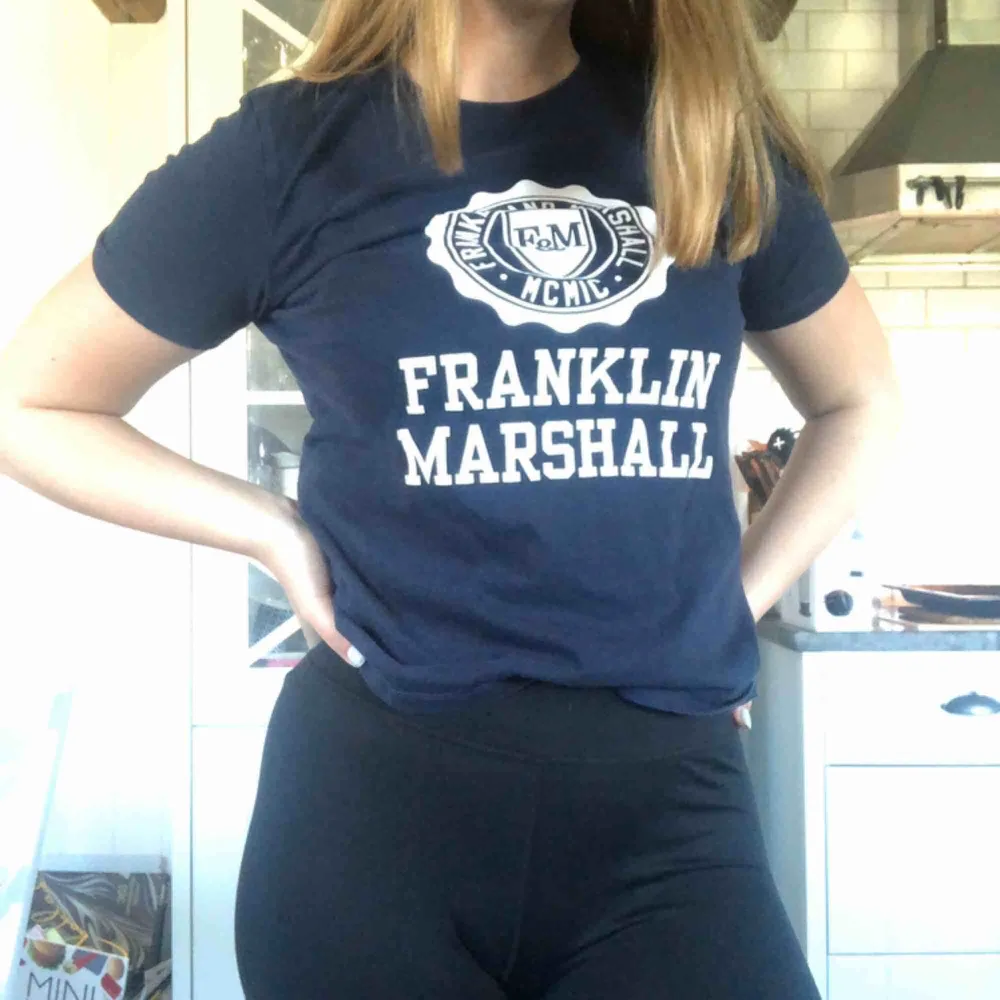 Franklin & Marshall t-shirt. Storleken är 12-13 år och jag vet inte riktigt vilken vanlig storlek den är men den passar XS. Passar S också men den sitter tight då. Frakt tillkommer . T-shirts.