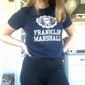  - Franklin & Marshall t-shirt. Storleken är 12-13 år och jag vet inte riktigt vilken vanlig storlek den är men den passar XS. Passar S också men den sitter tight då. Frakt tillkommer 