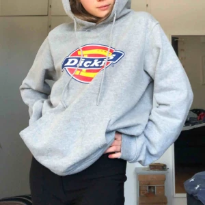  - säljer nu min dickies hoodie för jag har alldeles för många hoodies. verkligen skiitsnygg och sitter väldigt bra (oversized)! xs-L beroende på hur man vill att den ska sitta/hur lång man är. är själv 160