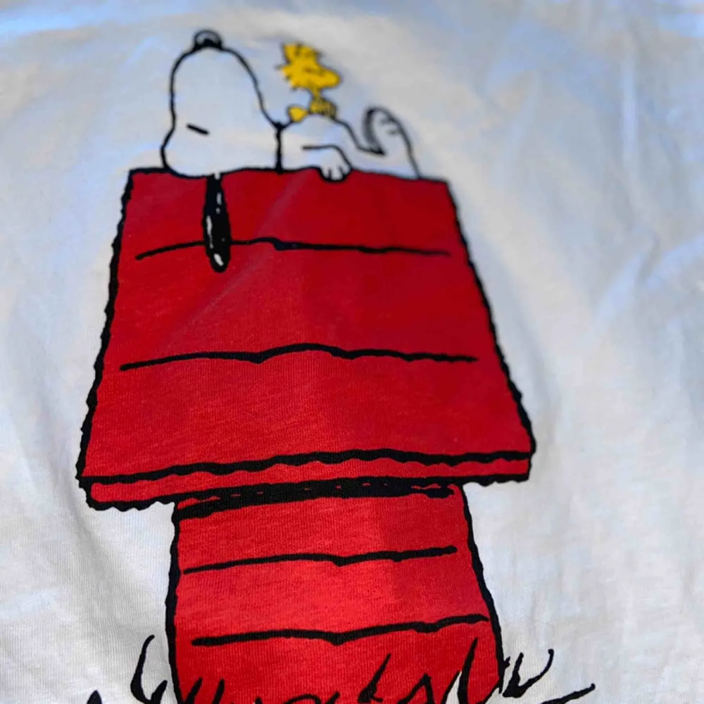 Supergulliga t-shirt med snobben på, den är köpt i november men har aldrig använts. Fungerar lika bra som en vanlig tröja som en mysig tröja. Verkligen suuperfin. T-paidat.