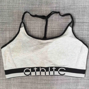 Sport-bh (oanvänd)  - Sport-bh, helt oanvänd. Ljusgrå och svart. Justerbara axelband och resår runt bröstkorgen. Den är vadderad men de går även att ta bort. Skriv till mig vid intresse och om du har några frågor eller vill se fler bilder☀️ Fraktkostnad tillkommer! 