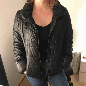  - Svart höst/vinterjacka från H&M i polyester Mycket fint skick, men saknar ett bälte