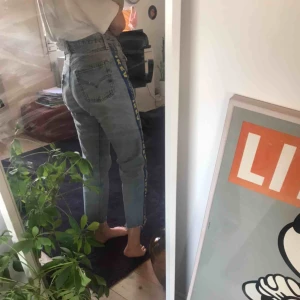  - Egensydda Ikea Levis jeans. 501or i en ljusblå jeansfärg, sitter bra och är väldigt sköna, köpte på secondhand och sydde sedan fast banden. Säljer pga för lite använda. Buda från 250 kr!