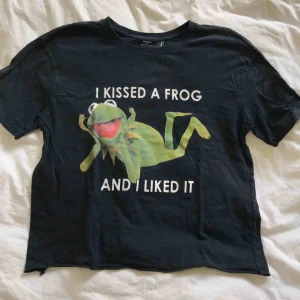  - T-shirt, lite oversized i bredden men lite kortare på längden. (Snygg med långärmat under, som på bild 2)