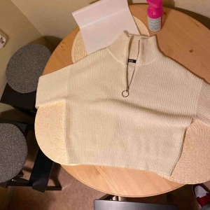  - Bik bok stickad sweatshirt storlek xs färg: krämig vit  Aldrig använd, bra skick  På första bilden kan den se fläckig ut, men det är bara lyset 😊