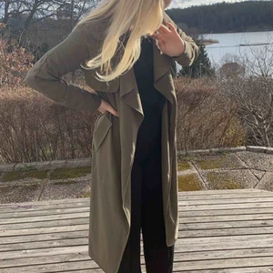  - JÄTTE snygg tunn trench vist i mörkgrön från bikbok som tyvär måste säljas 😤
