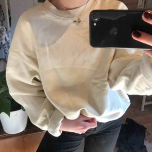  - Stor ljusgul och avklippt sweatshirt från weekday, använd typ två gånger. Supermysig! 