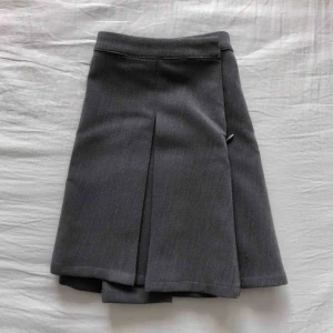  - En jättefin kjol från TOBI. Sparsamt använd. (Frakt tillkommer om den ska skickas)