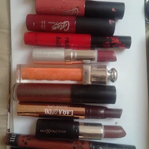 DiorM.M läppstift/lipglossÄKTA - ÄKTA utom KAT VON D MATT LÄPPSTIFT. Är avtorkat&spritat, kommer torkas av xtra innan det skickas iväg! (blev lite kladd när jag tog fotot) 1.MAC, 2&3.Glam of Sweden, 4.H&M. 5. Dior addict. 6.make up store, 7. LAQA&Q. 8 max factor, 9.hikari. Allt 100kr