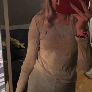  - Raffe tröja, grå, använt fåtal gånger 