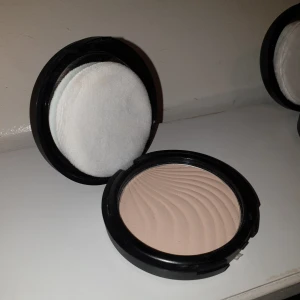 Flormar Compact Powder - Ett helt nytt kompakt puder från Flormar, aldrig använt i färgen "Light porcelain beige"