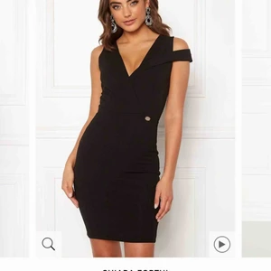  - Fin svar klänning! Aldrig använd men rensar garderoben så vill bli av med den snabbt! Köparen står för frakt! 