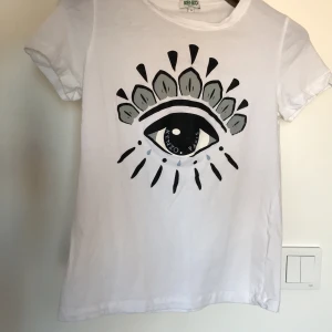T-shirt, Kenzo - Vit kenzotisha i väldigt bra skick. 