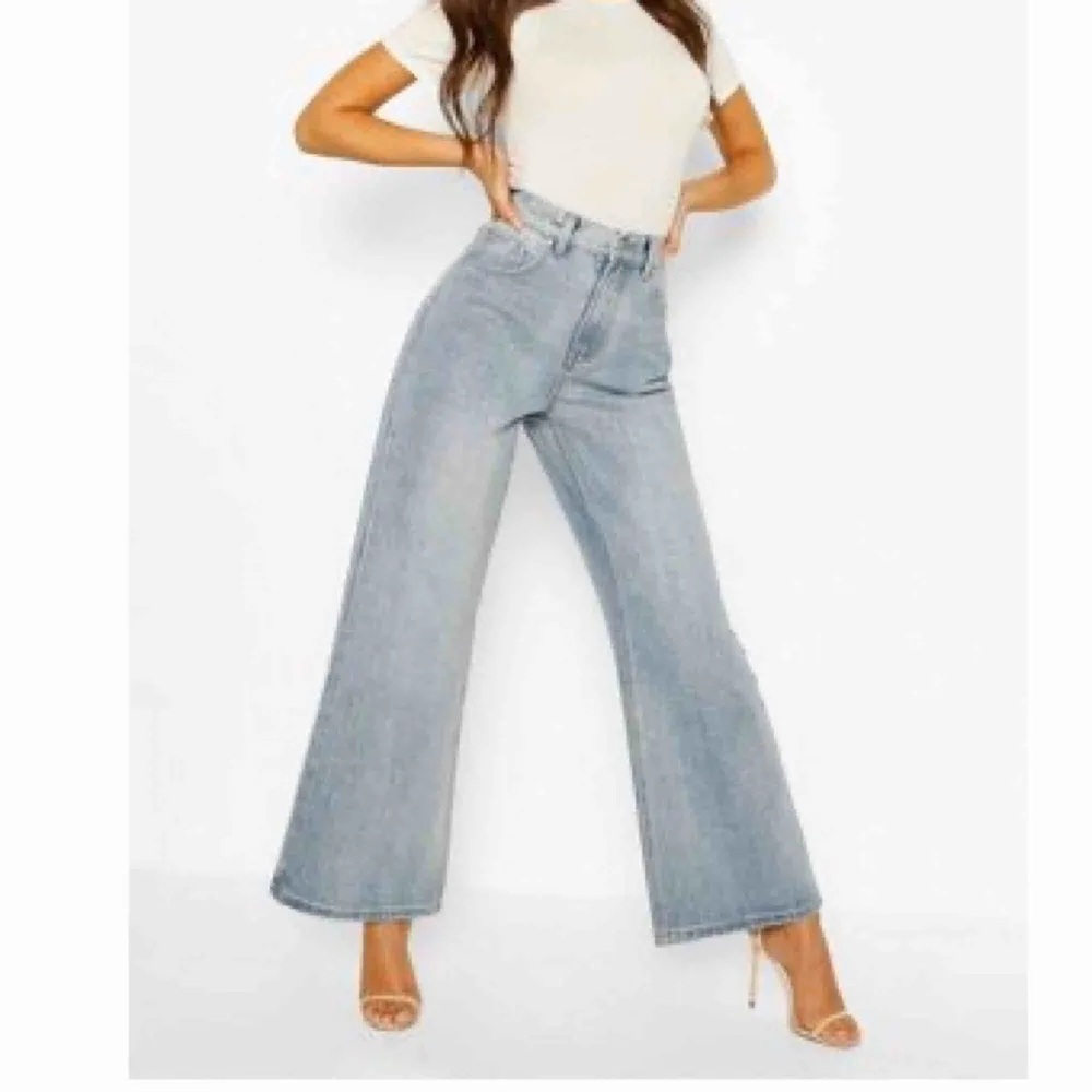 Hej säljer dessa vida blåa jeans i storlek 38 från Bohoo. Aldrig använda. . Jeans & Byxor.
