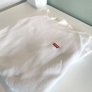 Levi’s sweatshirt - Basic Levi’s sweatshirt, köpt här på plick men var för stor för mig! Passformen lite oversized medium typ. Felfri🦋 Frakt: 44-66kr