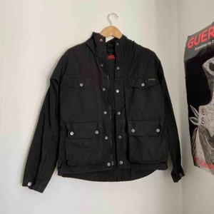  - Väldigt sparsamt använd fjällrävenjacka! Märkt som XS men passar mig som är en S perfekt! Frakt: 95kr OBS! Det är ingen röd fläck, bara konstigt ljus!