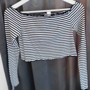  - Vit och svart off shoulder topp, köpt i somras och använd ett fåtal gånger. Fungerar för nästan alla tillfällen då den är jättefin och bekväm. Fungerar även för dig med storlek M.