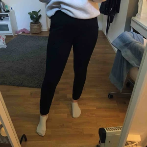 Kostym byxor - Ser ut som kostymbyxor men känns som mjukisbyxor. Jättesköna och jättesnygga. Kan mötas upp eller så står köparen för frakt😊