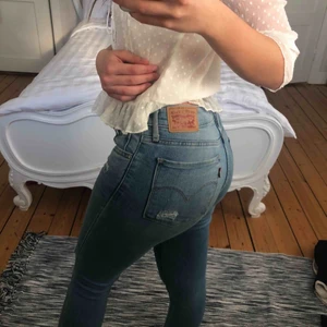  - Låg midjade Levis jeans i modellen 711 skinny 