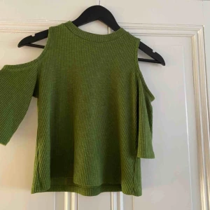  - Cold shoulder tröja från Monki. Ganska kort modell med lite längre armar. 