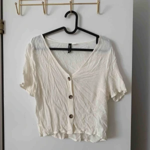  - Knappt använd. Söt topp från HM