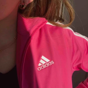  - Så cool adidas tröja perfekt nu för våren, startbudet börjar på 100kr. Om du köper så möts vi upp runt Södermalm eller så betalar du frakten❤️