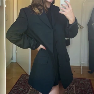  Oversized blazer storlek L (?) - Säljer denna oversize blazer! Varit min mammas så den är vintage och står tyvärr ingen storlek men skulle säga en L så sitter snyggt på mig som är S/M. 130 + spårbar frakt (63kr) som gäller 🌷💕