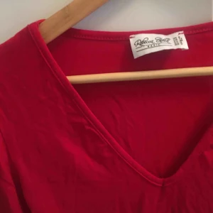  - Jättefin röd body från Rebecca Stella, använd fåtal gånger. Passar XS-S. Frakt tillkommer💚