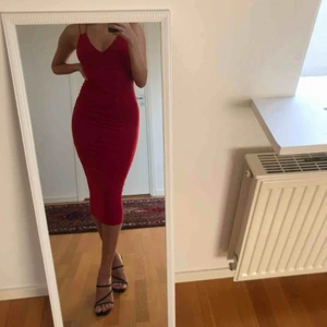  - Vrålsexig figurnära klänning från märket Rebecca Stella i röd och xs (väldigt stretchig). Snygg rygg och den röda färgen är mer åt det kalla hållet, vilket gör att den passar ljusare hudtoner! Priset kan diskuteras