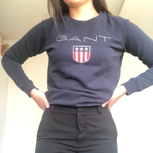 Gant tröja  - Blå tröja från gant, använd ett fåtal gånger. Frakten kostar 44 kr🤪