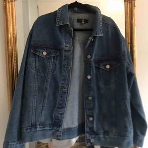  - Oversized blå jeansjacka från missguided. Använd ett fåtal gånger. Köpare står för frakt, hör av dig för fler bilder! 😊