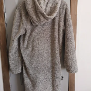 Världens mysigaste klänning - En underbar mysklänning i strl s, passar även m. Har både fickor och luva 😍