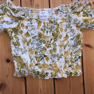  - Urban outfitters gul crop top med blommig mönster ✨ super fin nu till sommaren 