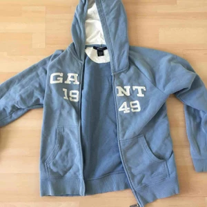  - Hoodtröja från gant. Är från killavdelningen och storlek 158/164 men passar mig som har S. Mycket snygg färg och fint skick. Frakt på 63kr tillkommer!