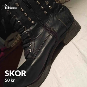  - Snygga skor till salu. Passar väldigt bra för dig som har 38-39 på skor 