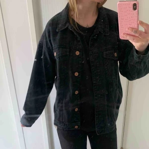 - Jättefin jeansjacka från monki! Knappt använd:) säljes pga att jag inte använder den, 63kr frakt tillkommer :)