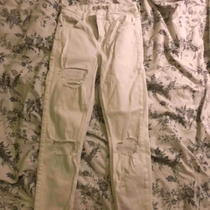 Vita jeans - Vita jeans med hål. Passar XS/S. Använda men i väldigt fint skick. Skriv så skickar jag fler bilder 🤤 frakten kostar 66 kronor 