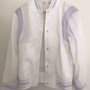  - Tunn jacka köpt i Tokyo, Japan. Har små fläckar (kolla bild 2 och 3). I priset ingår frakten.