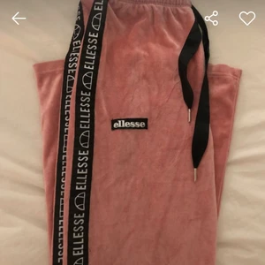 Bootcut från ellesse - Bootcut mjukisbyxor från ellesse, som ny då dem aldrig kommit till användning. Stl S men passar både S och M också. 