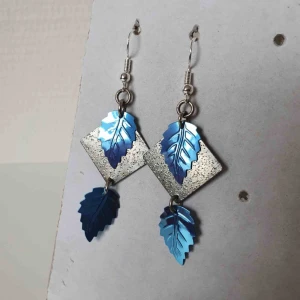  - Fina örhängen! 🤩🥳 OBS! Vi kan ej garantera vilket material smycket är gjort i. Frakt ingår inte i priset. ✨