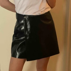  - Svart lackkjol från weekday i storlek 38. Säljer pga för stor :-( knappt använd, så den är fortfarande i toppskick! Knäpps med 2 knappar (se bild 2).     Frakt tillkommer 💌