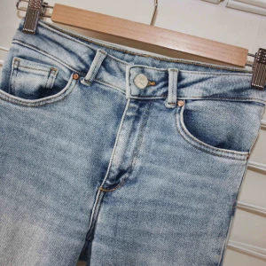  - Jeans från BIKBOK. Högmidjade ankle storlek XS. Modellen heter (JP Higher Laguna). Använda ett antal gånger men i fint skick. Nypris 599:- Frakt kostar 59kr