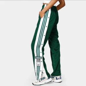  - Mörkgröna adibreak. Använda ca 3 gånger men ser ut att vara helt som nya!