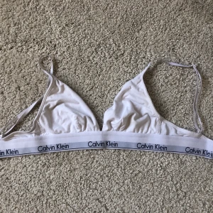 Calvin Klein  - Säljer min välanvända calvin Klein mys bh som inte använts nu på över 1 år och är i bra skick! Passar dig som har storlek 70/75A! Kan både mötas upp och skicka men köparen står för frakten på 49kr 🦋